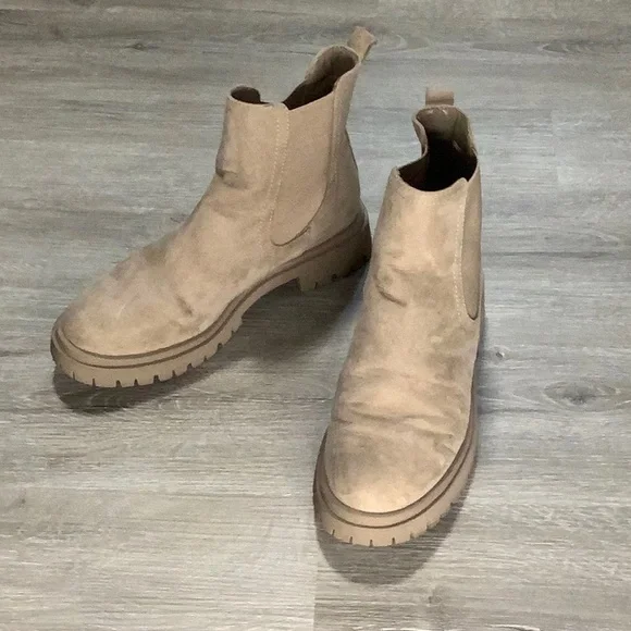 Old Navy Shoes Old Navy Tan Chelsea Boots With Rugged Soles
